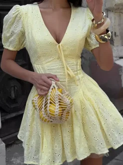 Robe courte jaune à 艙illets col en V et manches bouffantes été 2026