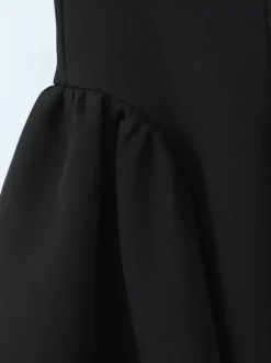 Robe courte évasée noire à bretelles et dos lacé 2026
