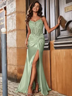 Robe de bal en satin élastique à col en c艙ur et paillettes sans manches