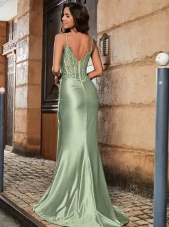 Robe de bal en satin élastique à col en c艙ur et paillettes sans manches
