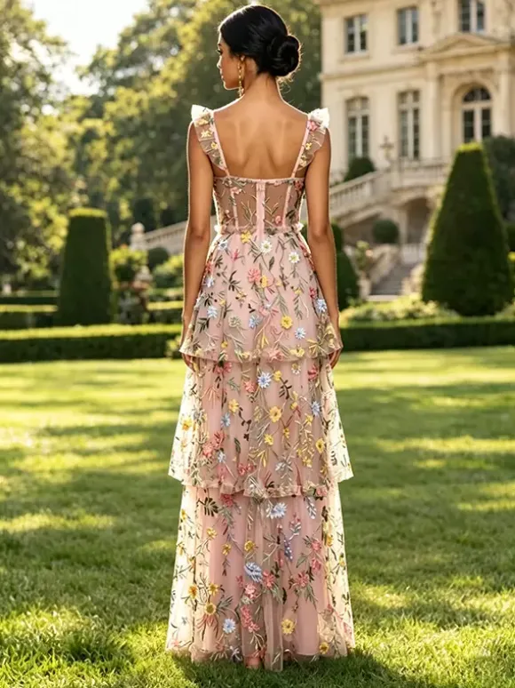 Robe de bal lavande poudré en tulle brodé de fleurs bretelles à volants corset dos en résille fente haute à plusieurs niveaux robe maxi d'invitée de mariage