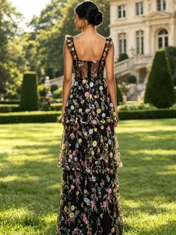 Robe de bal lavande poudré en tulle brodé de fleurs bretelles à volants corset dos en résille fente haute à plusieurs niveaux robe maxi d'invitée de mariage