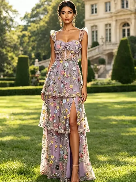 Robe de bal lavande poudré en tulle brodé de fleurs bretelles à volants corset dos en résille fente haute à plusieurs niveaux robe maxi d'invitée de mariage