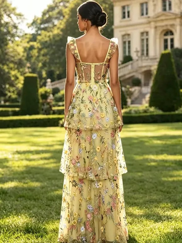 Robe de bal lavande poudré en tulle brodé de fleurs bretelles à volants corset dos en résille fente haute à plusieurs niveaux robe maxi d'invitée de mariage