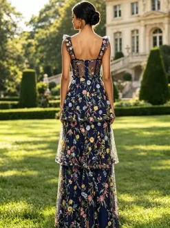 Robe de bal lavande poudré en tulle brodé de fleurs bretelles à volants corset dos en résille fente haute à plusieurs niveaux robe maxi d'invitée de mariage