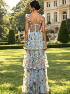 Robe de bal lavande poudré en tulle brodé de fleurs bretelles à volants corset dos en résille fente haute à plusieurs niveaux robe maxi d'invitée de mariage