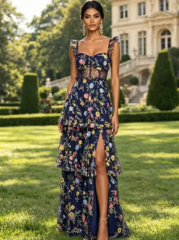 Robe de bal lavande poudré en tulle brodé de fleurs bretelles à volants corset dos en résille fente haute à plusieurs niveaux robe maxi d'invitée de mariage