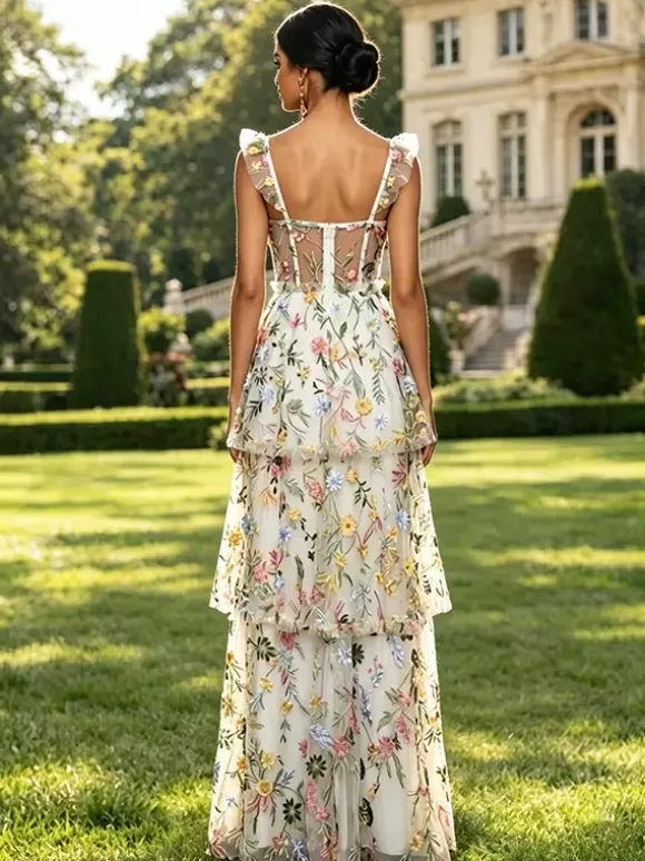 Robe de bal lavande poudré en tulle brodé de fleurs bretelles à volants corset dos en résille fente haute à plusieurs niveaux robe maxi d'invitée de mariage