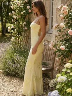 Robe de bal longue fourreau à fines bretelles et broderies florales jaune beurre pour femmes 2026