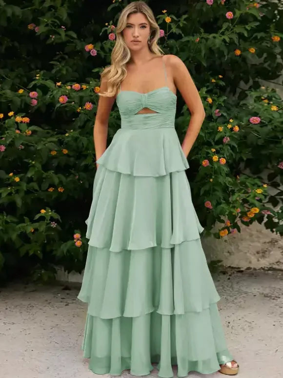 Robe de bal trapèze à encolure travaillée sans manches en mousseline à volants idéale pour un mariage.