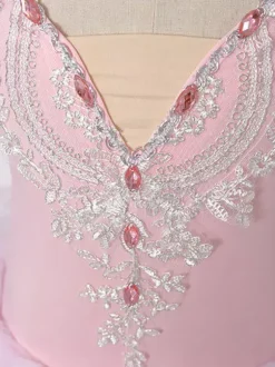 Robe de ballerine rose ballet pour petite fille col en V en polyester avec application de dentelle.