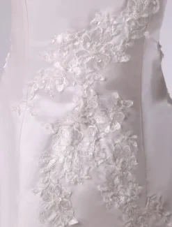 Robe de cortège enfant blanc en satin col rond avec applique