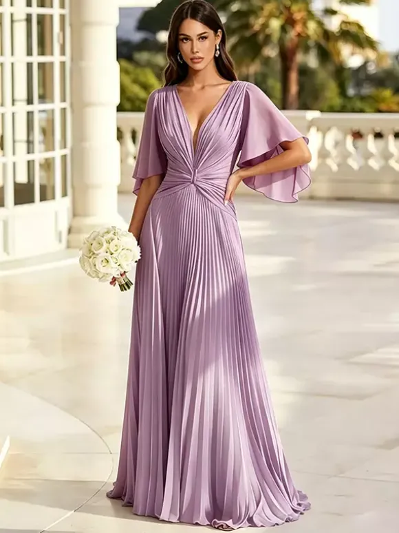Robe de demoiselle d'honneur vert sauge en mousseline plissée col V manches papillon devant torsadé dos nu longueur au sol.