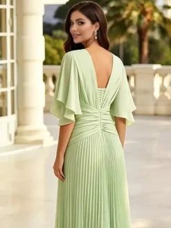 Robe de demoiselle d'honneur vert sauge en mousseline plissée col V manches papillon devant torsadé dos nu longueur au sol.