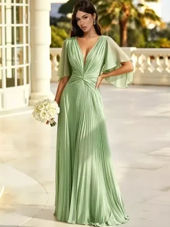 Robe de demoiselle d'honneur vert sauge en mousseline plissée col V manches papillon devant torsadé dos nu longueur au sol.