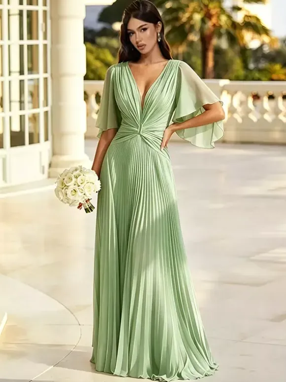 Robe de demoiselle d'honneur vert sauge en mousseline plissée col V manches papillon devant torsadé dos nu longueur au sol.
