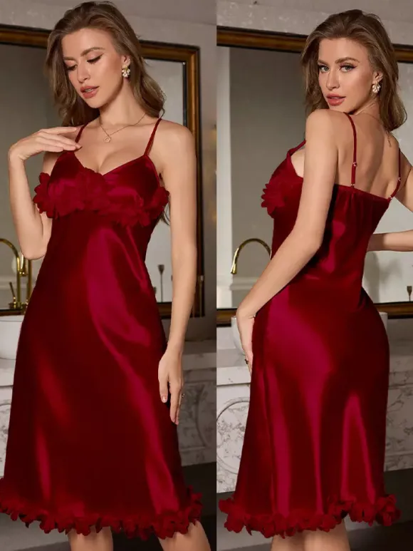 Robe de lingerie sexy sans manches effet soie à bretelles et décolleté plongeant.
