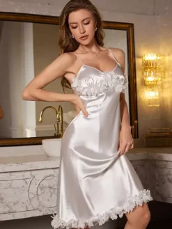 Robe de lingerie sexy sans manches effet soie à bretelles et décolleté plongeant.