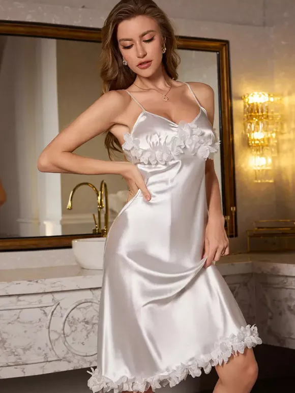 Robe de lingerie sexy sans manches effet soie à bretelles et décolleté plongeant.