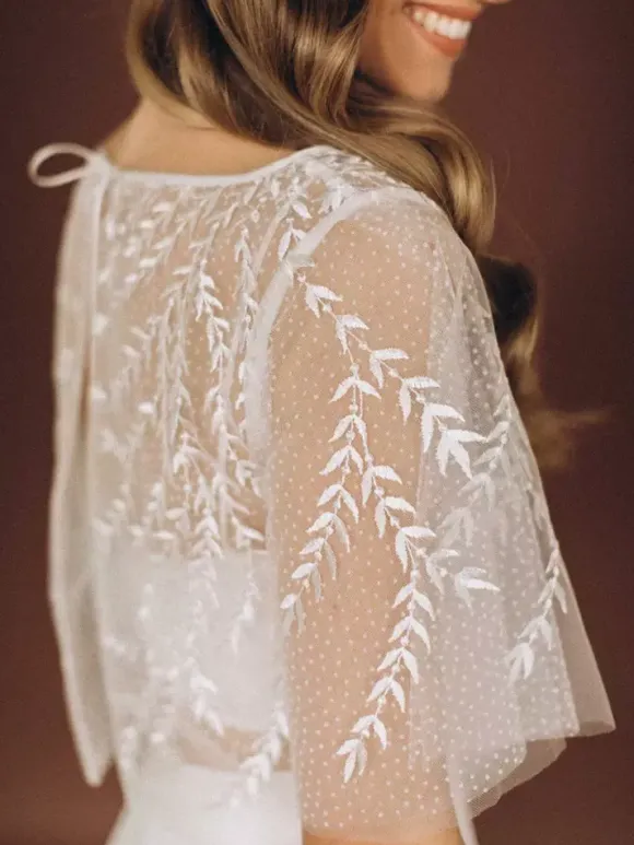 Robe de mariée 3 pièces en dentelle et satin décolleté illusion fermeture éclair manches mi-longues