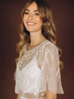 Robe de mariée 3 pièces en dentelle et satin décolleté illusion fermeture éclair manches mi-longues