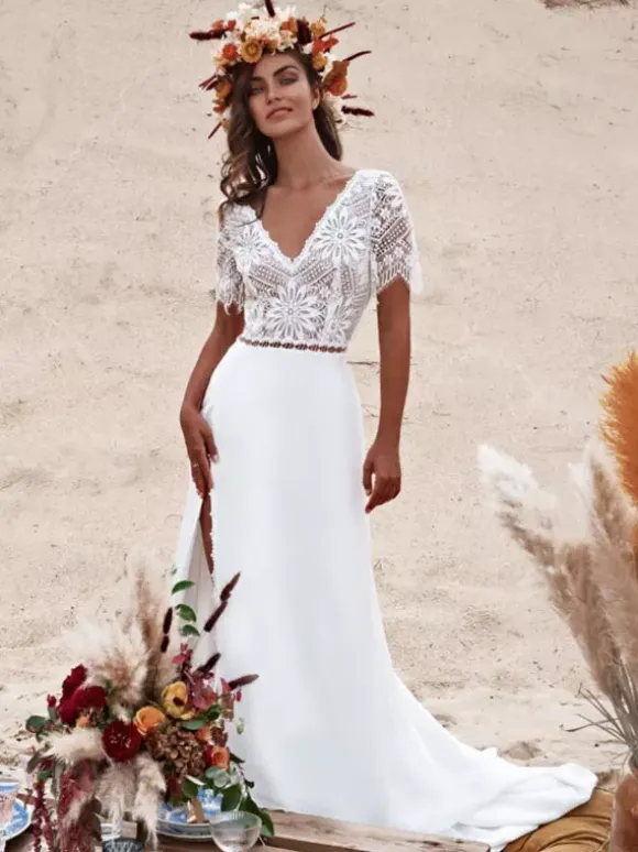 Robe de mariée bohème col V manche longue en dentelle à petite traîne
