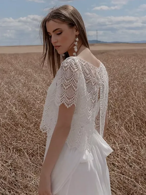 Robe de mariée bohème deux pièces en mousseline et dentelle longueur au sol fermeture éclair manches courtes décolleté illusion blanche