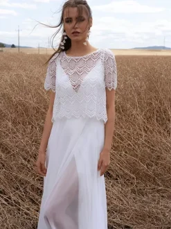 Robe de mariée bohème deux pièces en mousseline et dentelle longueur au sol fermeture éclair manches courtes décolleté illusion blanche