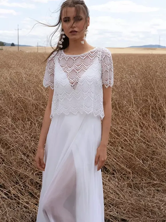 Robe de mariée bohème deux pièces en mousseline et dentelle longueur au sol fermeture éclair manches courtes décolleté illusion blanche
