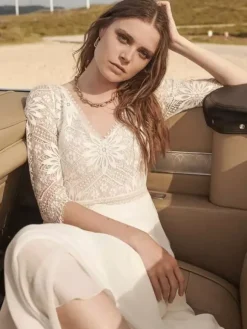 Robe de mariée bohème en dentelle col manche 3/4 boutonné sur dos à petite traîne