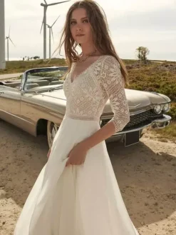 Robe de mariée bohème en dentelle col manche 3/4 boutonné sur dos à petite traîne