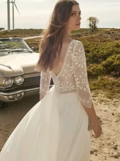 Robe de mariée bohème en dentelle col manche 3/4 boutonné sur dos à petite traîne