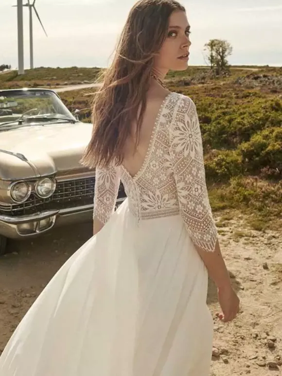 Robe de mariée bohème en dentelle col manche 3/4 boutonné sur dos à petite traîne