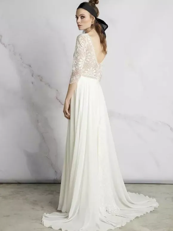 Robe de mariée bohème en dentelle col manche 3/4 boutonné sur dos à petite traîne