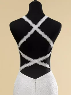Robe de mariée col en V sans manches taille naturelle découpée avec traîne robe de mariée sirène