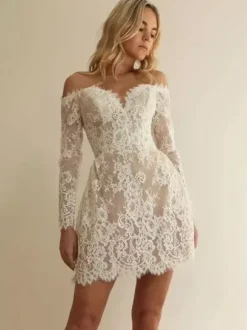 Robe de mariée courte à col en V et manches longues coupe trapèze.