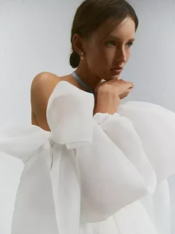 Robe de mariée courte bustier manches longues coupe princesse taille naturelle en organza