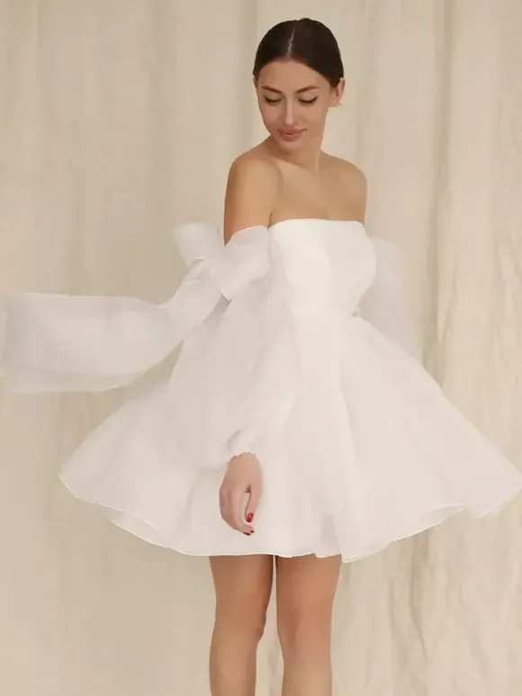 Robe de mariée courte bustier manches longues coupe princesse taille naturelle en organza