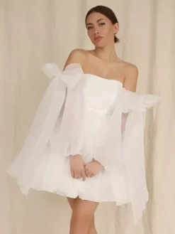 Robe de mariée courte bustier manches longues coupe princesse taille naturelle en organza