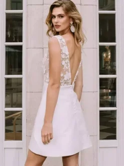 Robe de mariée courte col V sans manches coupe trapèze taille naturelle en satin