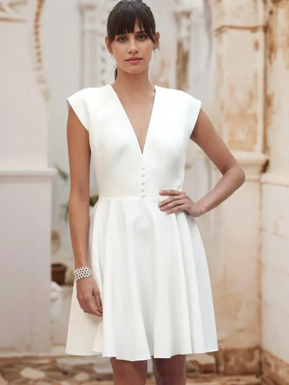 Robe de mariée courte col en v sans manches ligne a taille naturelle tissu satiné