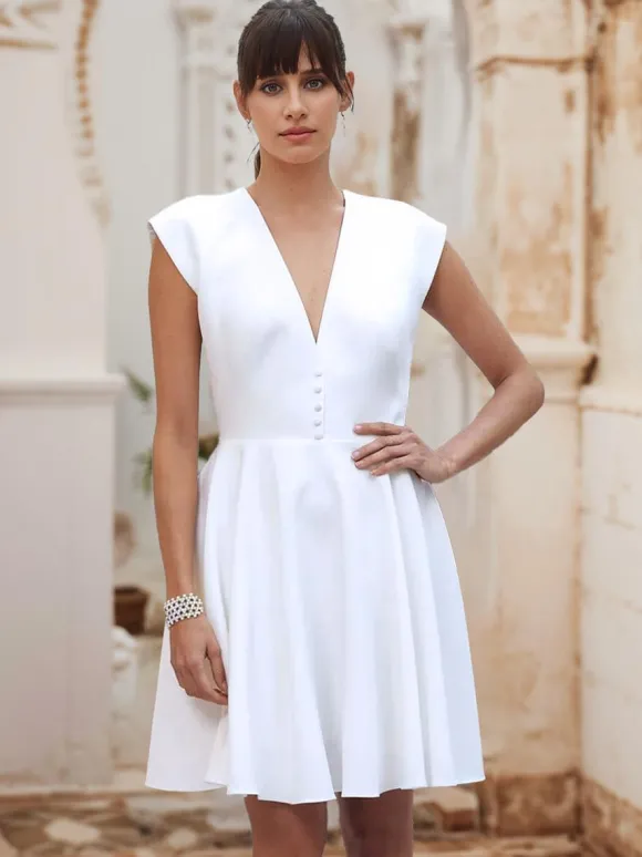 Robe de mariée courte col en v sans manches ligne a taille naturelle tissu satiné