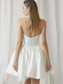 Robe de mariée courte col en c艙ur sans manches taille naturelle robes de mariée en dentelle