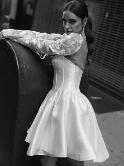 Robe de mariée courte col en c艙ur sans manches taille naturelle robes de mariée en dentelle