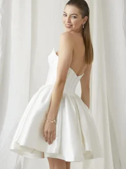 Robe de mariée courte col en c艙ur sans manches taille naturelle robes de mariée en dentelle