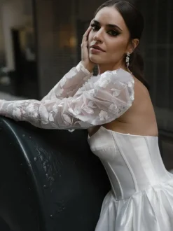 Robe de mariée courte col en c艙ur sans manches taille naturelle robes de mariée en dentelle