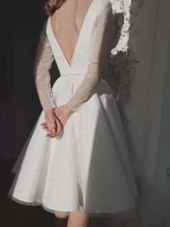 Robe de mariée courte col en V manches longues longueur genou