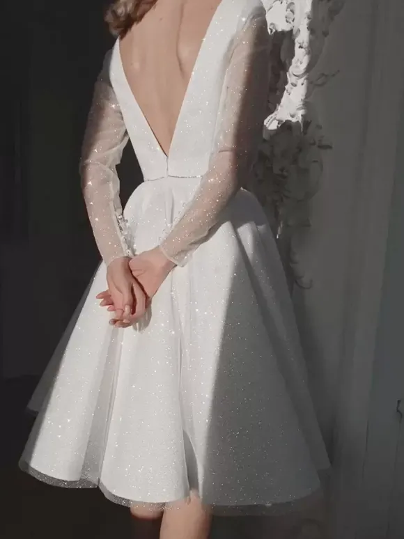 Robe de mariée courte col en V manches longues longueur genou