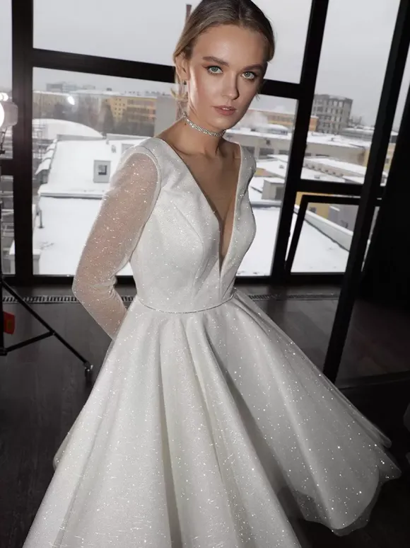 Robe de mariée courte col en V manches longues longueur genou