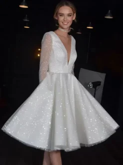 Robe de mariée courte col en V manches longues longueur genou